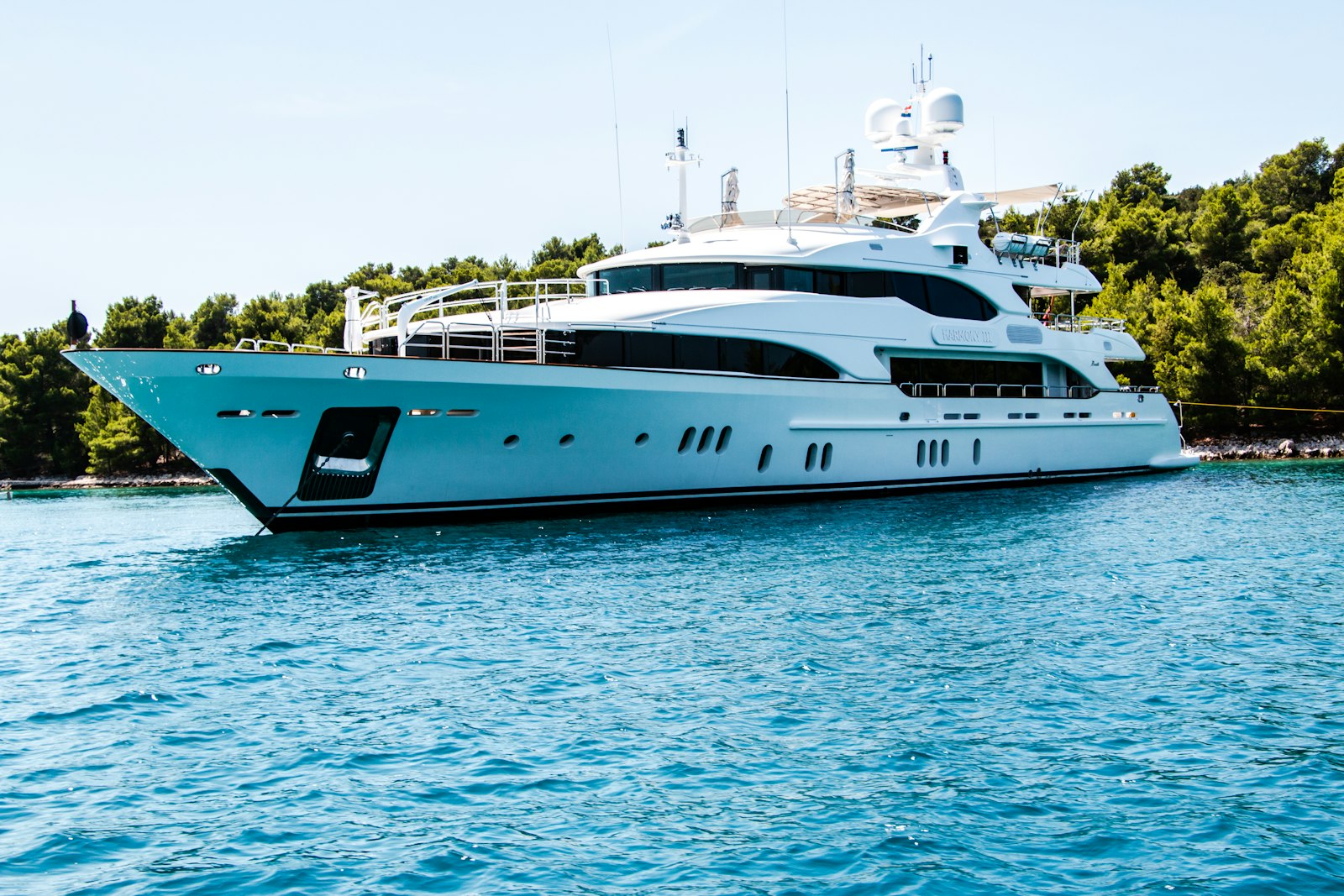 Yacht de luxe sur la Méditerranée