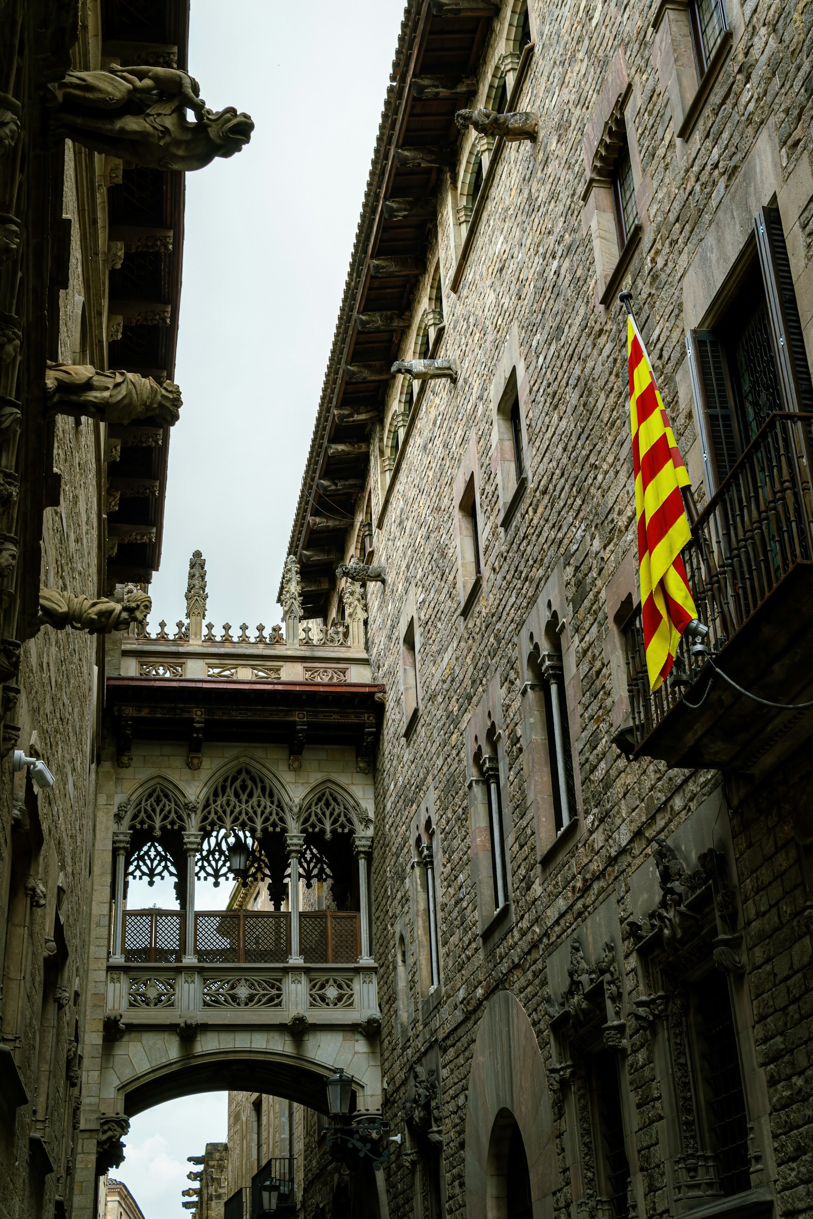 Ruelle secrète du Barri Gòtic à Barcelone — Pont del Bisbe